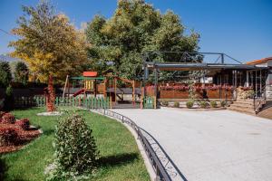 Κήπος έξω από το Hotel Kapri