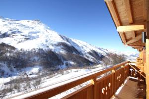 a balcony with a view of a snow covered mountain at Odalys Chalet D'Alice in Les Menuires