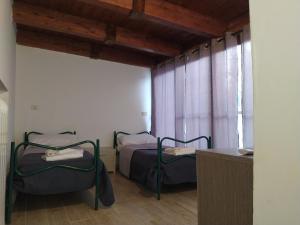 Il Brigante في جويا ديل كولي: سريرين توأم في غرفة بها نافذة