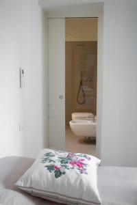 ein Schlafzimmer mit einem Bett und ein Bad mit einer Badewanne in der Unterkunft Cà Farnese in Venedig