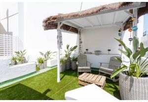 Vonkajšia záhrada v ubytovaní TERRAZA-Caleta Beach Home by Cadiz4Rentals