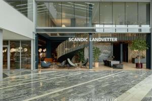un grand bâtiment avec un panneau indiquant un bûcher senate dans l'établissement Scandic Landvetter, à Landvetter