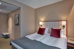 Säng eller sängar i ett rum på Scandic Arlandastad