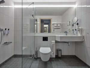 Ett badrum på Scandic Arlandastad