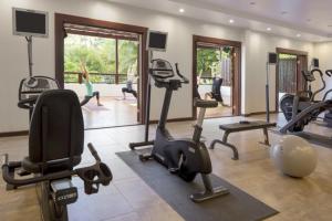Un gimnasio con cintas de correr y bicicletas estáticas en una habitación. en Superb Split Level Waterside Apt, Marigot Bay, St Lucia WI, en Castries