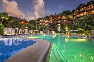 una gran piscina frente a un hotel en Superb Split Level Waterside Apt, Marigot Bay, St Lucia WI, en Castries
