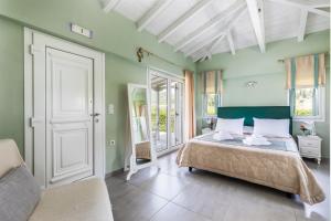 Ένα ή περισσότερα κρεβάτια σε δωμάτιο στο Villa Aelia by Kardous