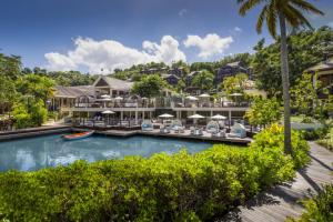 una vista exterior de un complejo con piscina en Superb Split Level Waterside Apt, Marigot Bay, St Lucia WI, en Castries