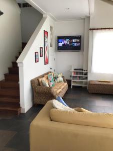 Χώρος καθιστικού στο Superb Split Level Waterside Apt, Marigot Bay, St Lucia WI