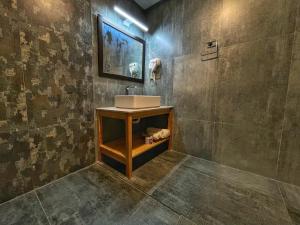 un baño con lavabo y espejo en Horizon Resort Attabad Lake Hunza, en Hunza 57 fotos más