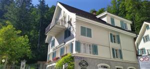 Casa bianca con balcone su una strada di Gasthaus Meinradsberg a Einsiedeln