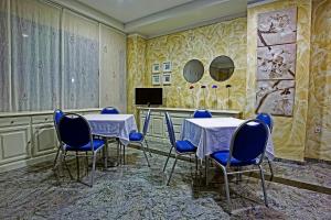 une salle de conférence avec deux tables et des chaises ainsi qu'une télévision dans l'établissement Hostal Stop, à Cantalejo