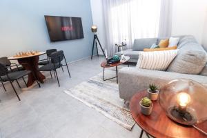 Mabaat - Al Shurooq 10 - 90 في King Abdullah Economic City: غرفة معيشة مع أريكة وطاولة