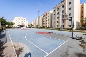 Mabaat - Al Shurooq 10 - 90 في King Abdullah Economic City: ملعب كرة سلة فارغ مع طوق لكرة السلة
