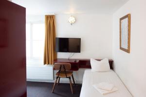 una camera d'albergo con un letto e una scrivania di Hotel Internationaal ad Amsterdam
