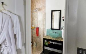 Ένα μπάνιο στο Superb Split Level Waterside Apt, Marigot Bay, St Lucia WI
