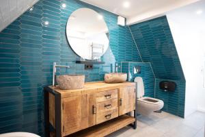 un bagno con lavandino, specchio e WC di Hotel Internationaal ad Amsterdam Altre 72 foto