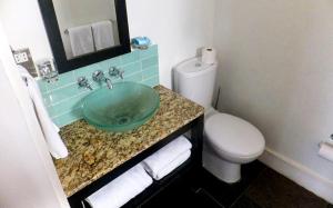Ένα μπάνιο στο Superb Split Level Waterside Apt, Marigot Bay, St Lucia WI