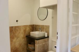 y baño con lavabo y aseo. en Moulin 1- Appartement Arènes Romaines - Beziers centre - Wifi - Tv connectée en Béziers