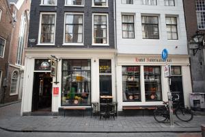un edificio su una strada cittadina con un negozio di Hotel Internationaal ad Amsterdam