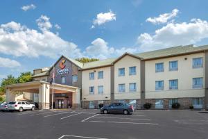 a hotel with cars parked in a parking lot at Comfort Inn & Suites Cincinnati Uptown Clifton in Cincinnati