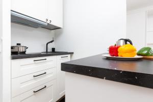 Kuchyň nebo kuchyňský kout v ubytování Studio Apartment Ochota Siemieńskiego by Noclegi Renters