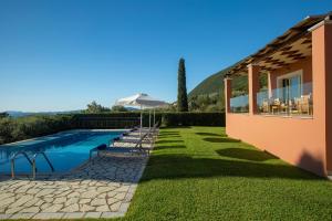 Bazén v ubytování Ionian Luxury Villas nebo v jeho okolí