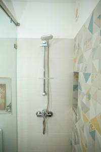 ein Bad mit einer Dusche und einer Glastür in der Unterkunft My Cosy Place Rabat - Appartements à 50m de la gare Agdal TGV in Rabat