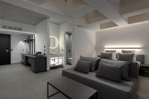 Area soggiorno di Essence Suites Downtown Suites - Adults Only