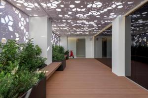 un couloir avec des plantes et un plafond avec des lumières dans l'établissement Essence Suites Downtown Suites - Adults Only, à Rhodes