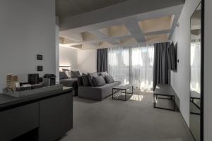 Area soggiorno di Essence Suites Downtown Suites - Adults Only