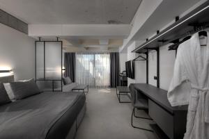 Postel nebo postele na pokoji v ubytování Essence Suites Downtown Suites - Adults Only