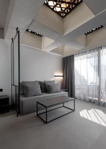 Area soggiorno di Essence Suites Downtown Suites - Adults Only
