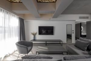 TV o dispositivi per l'intrattenimento presso Essence Suites Downtown Suites - Adults Only