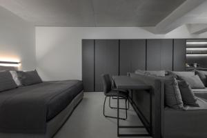 Letto o letti in una camera di Essence Suites Downtown Suites - Adults Only