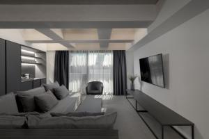 TV o dispositivi per l'intrattenimento presso Essence Suites Downtown Suites - Adults Only