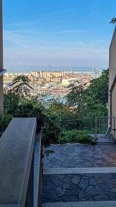 una vista de una ciudad desde un edificio en La Cialdina, en Ancona