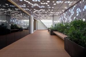 un corridoio di un ufficio con piante in vaso di Essence Suites Downtown Suites - Adults Only a Città di Rodi