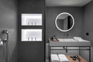 Essence Suites Downtown Suites - Adults Only tesisinde bir banyo