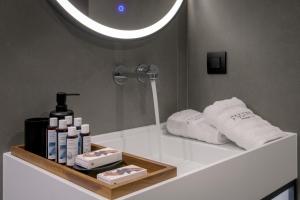 Letto o letti in una camera di Essence Suites Downtown Suites - Adults Only