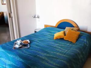 een blauw bed met een dienblad met eten erop bij Scesa San Michele in Bari