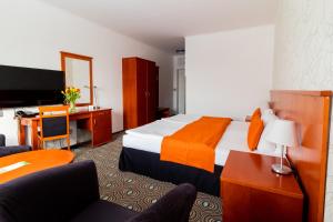 pokój hotelowy z łóżkiem i telewizorem w obiekcie Parkhotel Plzen Congress Center w Pilznie +37 zdjęć