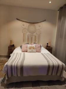 เตียงในห้องที่ Magnifique petite villa haut de gamme avec jacuzzi l'attrape rêve