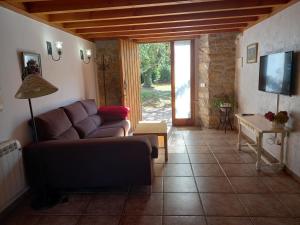 a living room with a couch and a tv at Errotazar apartamento rural I in Alsasua