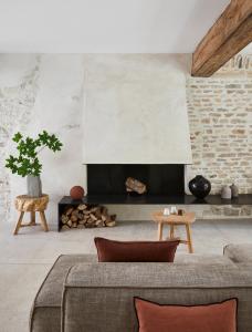 a living room with a fireplace and a couch at La Maison de Pommard in Pommard