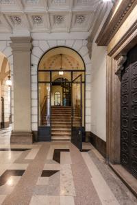 einen Eingang zu einem Gebäude mit einer Glastür in der Unterkunft Imperiale Suites Milano in Mailand