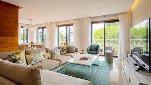 ヴァーレ・ド・ローボにあるApartment Luisaのソファとテレビのあるリビングルーム