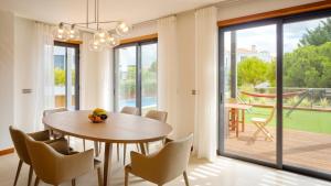 ヴァーレ・ド・ローボにあるApartment Luisaのテーブルと椅子のあるダイニングルーム