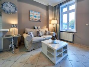 een woonkamer met een bank en een tafel bij Villa Fernsicht - Apt. 05 in Ostseebad Sellin