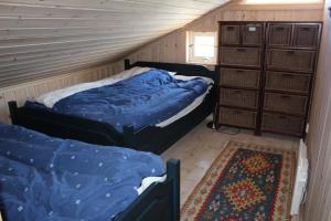 two beds in a room with a attic at Magnesplass - Dagalifjell in Dagali